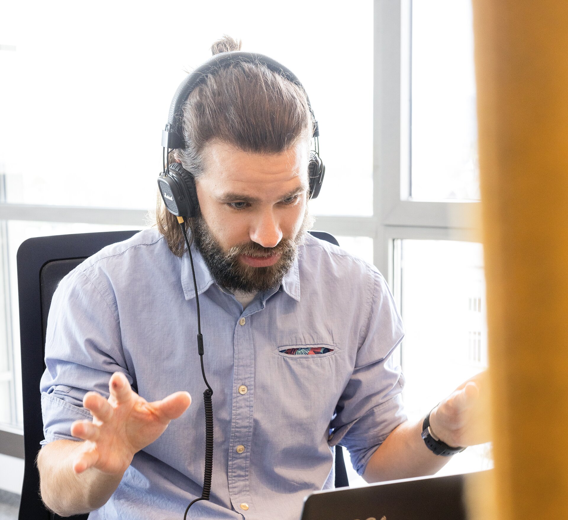 Advantages and disadvantages of headphones in openplan offices